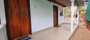 une porte ouverte d'une maison avec un couloir dans l'établissement Secret Paradise, à Gokarna