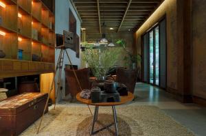 een kamer met een tafel met kopjes erop bij Jinglu Lanshan Inn in Fuchunjiang