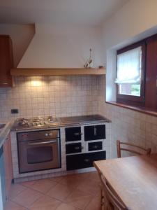 DaianoにあるCasa Liliumのキッチン(コンロ、シンク、テーブル付)