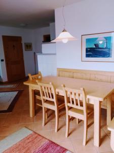 DaianoにあるCasa Liliumの木製のテーブルと椅子のあるダイニングルーム