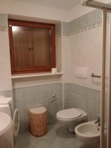 DaianoにあるCasa Liliumのトイレと洗面台のあるバスルーム