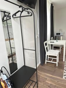 a glass closet in a room with a table at Miniapartment mit Bad und Kochnische in Dingolfing