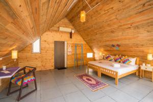 Ένα ή περισσότερα κρεβάτια σε δωμάτιο στο goSTOPS Dehradun, Maldevta