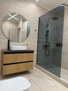 Koupelna v ubytování Feels Like Home - Agrinio Suites + 19 fotografií