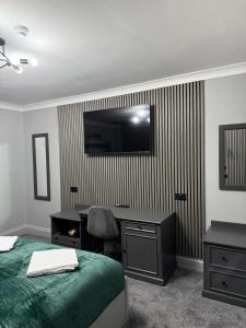 TV a/nebo společenská místnost v ubytování The Jacobean Hotel