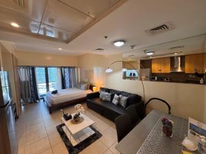 Ένα ή περισσότερα κρεβάτια σε δωμάτιο στο Click Stay - JLT - Studio & Balcony Lakes view Entire Apartment -JN +47 φωτογραφίες