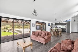 Χώρος καθιστικού στο Pakawau Inlet House