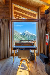 eine Tischtennisplatte in einem Zimmer mit Bergblick in der Unterkunft Chalet Wooden Pearl - Ultimate Luxury & Privacy! in Saas-Fee