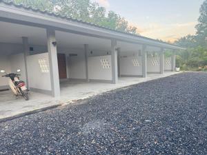 Budova, kde se rezort nachází + 2 fotografie