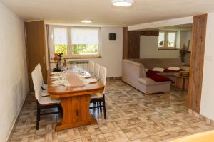 een eetkamer en woonkamer met een tafel en stoelen bij Kuća za odmor Mažuran in Karlovac