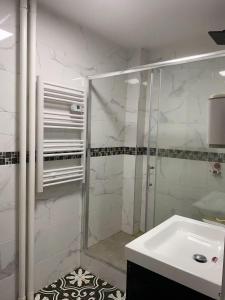 Koupelna v ubytování Au sud de Paris