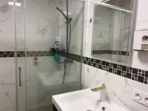 Koupelna v ubytování Au sud de Paris + 9 fotografií