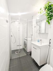 Ένα μπάνιο στο Spacious and Comfy Apartment, 15 Mins from Airport, 17 Minutes to City Center