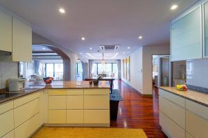 Η κουζίνα ή μικρή κουζίνα στο 4 Bed Beachfront Condo (SP43)