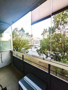 Μπαλκόνι ή βεράντα στο Spacious and Comfy Apartment, 15 Mins from Airport, 17 Minutes to City Center +9 φωτογραφίες