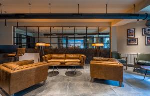 een lobby met banken en een tafel en stoelen bij New Gudauri Atrium Apartments in Goedaoeri