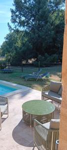 Bazén v ubytování Studio 2 personnes piscine et tranquilité nebo v jeho okolí