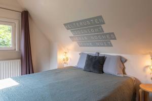 een slaapkamer met een bed met een bordje aan de muur bij Atlas Guesthouse in Brugge