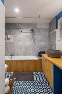 een badkamer met een ligbad en een wastafel bij Atlas Guesthouse in Brugge +35 foto's