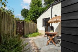 een kleine patio met een tafel en een parasol bij Atlas Guesthouse in Brugge