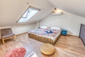 En eller flere senge i et værelse på Apartments Medna