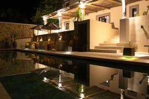 een huis met een zwembad in de nacht bij The Giri Residence in Sant Joan de Labritja