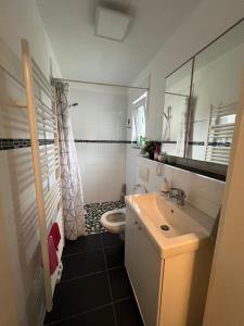 Koupelna v ubytování Rooms in Düsseldorf near the Airport/Fair