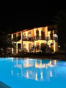 Bazén v ubytování Kadalla Holiday Resort nebo v jeho okolí