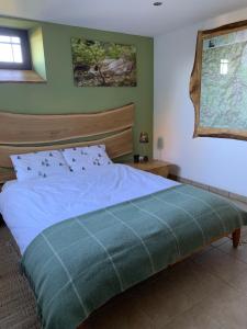 Ένα ή περισσότερα κρεβάτια σε δωμάτιο στο Eco-Gîte "La Chouette Verte"