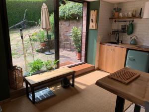 Η κουζίνα ή μικρή κουζίνα στο Eco-Gîte "La Chouette Verte"