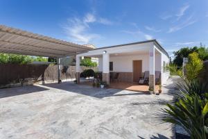 Το κτήριο όπου στεγάζεται  η παραθεριστική κατοικία