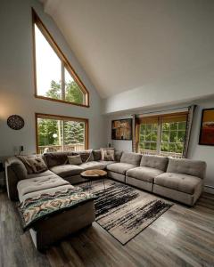 Χώρος καθιστικού στο Incredible New York Cabin with a Spa and Movie Theater