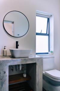 Ένα μπάνιο στο S Haven Luxury Self Catering Apartment +15 φωτογραφίες