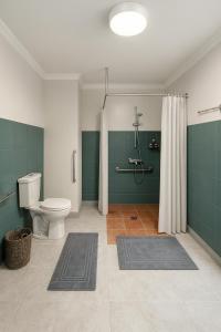 een badkamer met toilet en douche bij Windmill Hostel in St Julian's