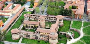 een luchtfoto van een groot gebouw in een stad bij Maison Carducci in Imola
