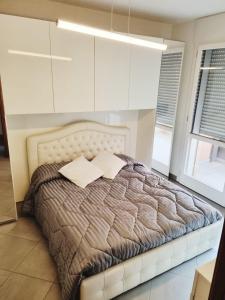 een slaapkamer met een groot bed en witte kasten bij Maison Carducci in Imola