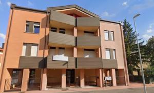 een gebouw met balkons aan de zijkant bij Maison Carducci in Imola