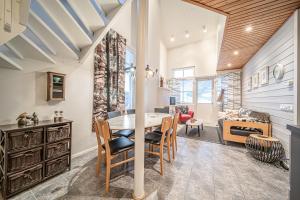 シルッカにあるLevin Kuningaskotka C4 Visit Leviのテーブルと椅子のあるダイニングルーム