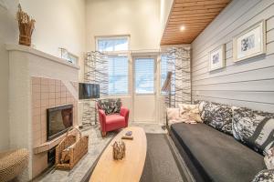 シルッカにあるLevin Kuningaskotka C4 Visit Leviのソファと暖炉のあるリビングルーム