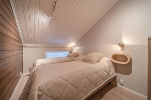 シルッカにあるLevin Kuningaskotka C4 Visit Leviの屋根裏にあるベッドが2つある寝室