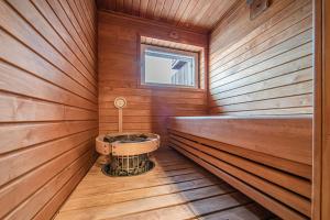 シルッカにあるLevin Kuningaskotka C4 Visit Leviの木製の部屋のサウナ(バスタブ付) +25枚の写真