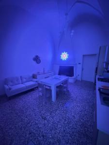 una sala de estar con una mesa y un sofá en Magioile, en Taurisano 7 fotos más