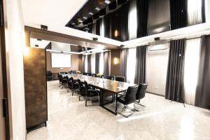 Οι επιχειρηματικές εγκαταστάσεις ή/και οι αίθουσες συνεδριάσεων στο Art City Hotel