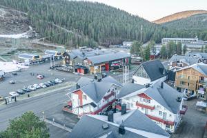 シルッカにあるLevin Kuningaskotka C4 Visit Leviの駐車場付き街の空中風景