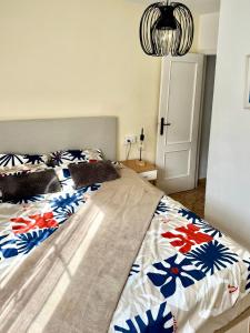 1 dormitorio con 1 cama con edredón de flores en P.S. Apartment, en Torrevieja 10 fotos más