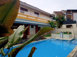 Πισίνα στο ή κοντά στο Natasya Suite Kuta Beach Hotel