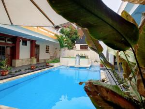 Πισίνα στο ή κοντά στο Natasya Suite Kuta Beach Hotel