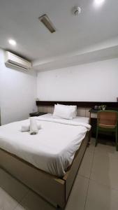 a bedroom with a large white bed in a room at Pillows Plus City Top in Cheras