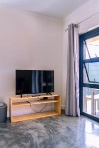 Μια τηλεόραση ή/και κέντρο ψυχαγωγίας στο S Haven Luxury Self Catering Apartment
