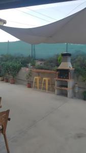 eine Terrasse mit Heizstrahler und zwei Tischen und Stühlen in der Unterkunft Caminito Del Rey Valley House in Valle de Abdalagís + 6 Fotos